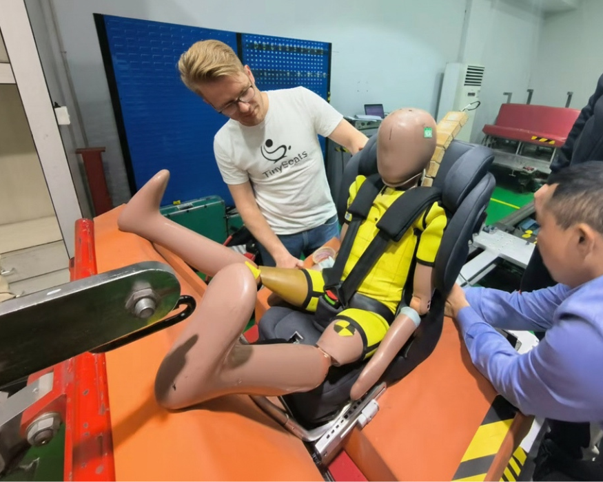 Dynamic R129 test with TinySeats Two